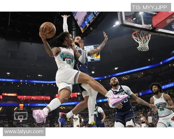 莫兰特带伤拼搏贡献22分9助攻灰熊逆袭战胜独行侠成功晋级季后赛 莫兰特带伤拼搏贡献22分9助攻灰熊逆袭战胜独行侠成功晋级季后赛